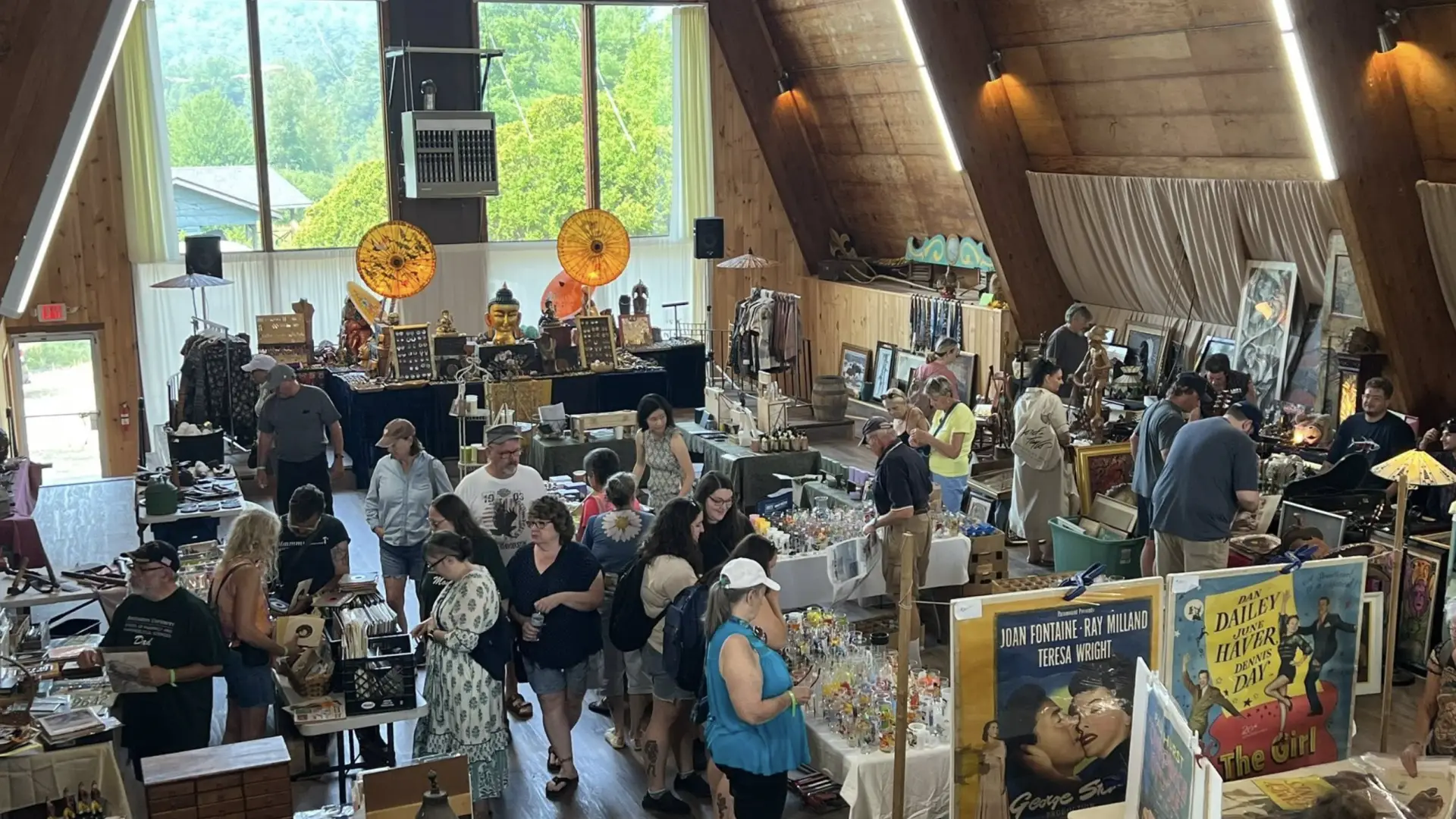 vendor at Brimfield and people shopping